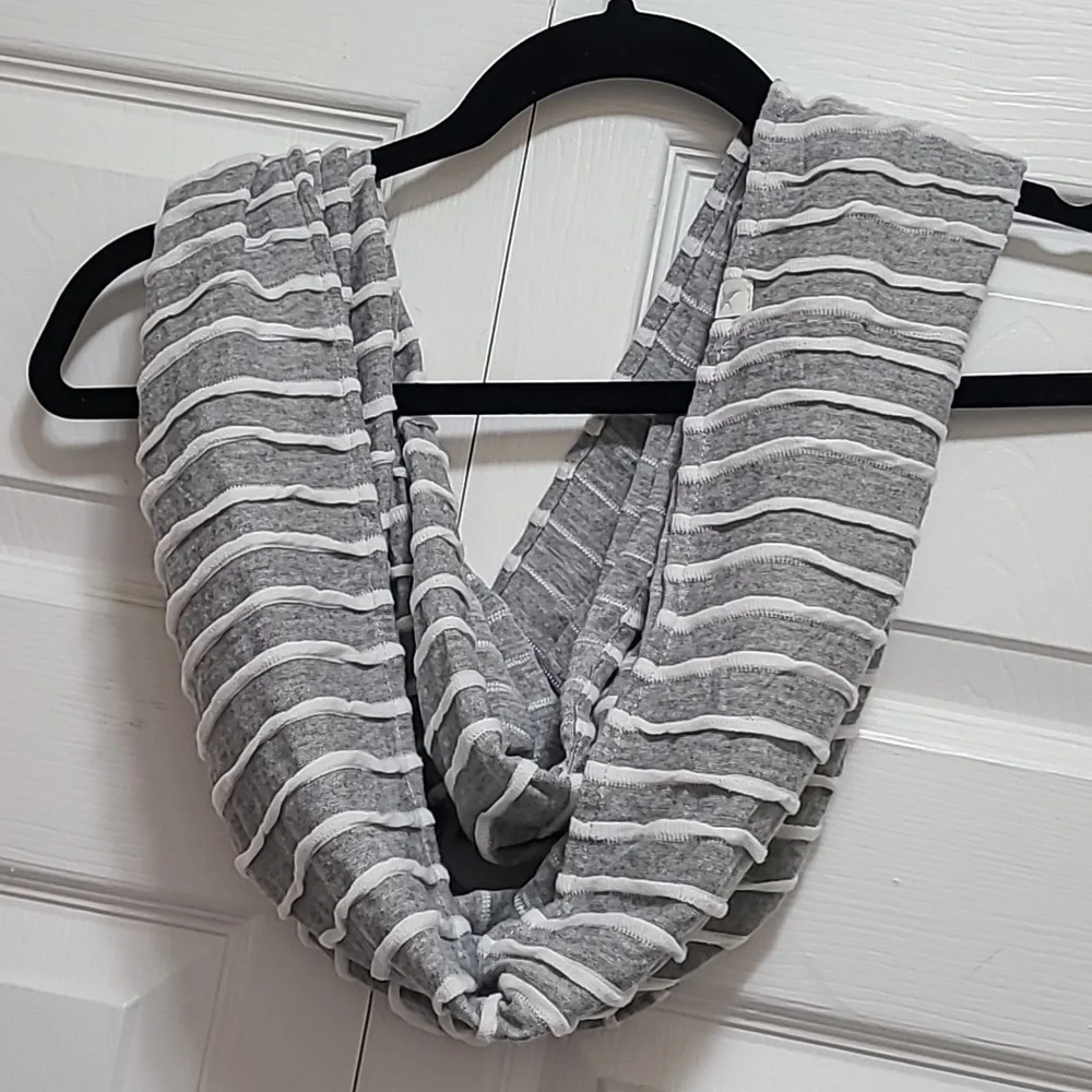 Eddie Bauer infinity scarf gray‎ white stripes